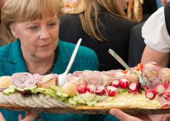 Kababı, kolbasanı, pivəni süfrəsindən yığışdıran Merkel – Birincilərin menyusu