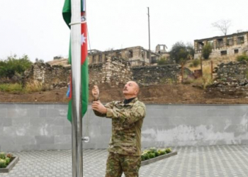 Prezident İlham Əliyev Suqovuşanda Azərbaycan bayrağını ucaldıb