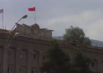Xankəndidə dövlət binası üzərində Azərbaycan bayrağı - Video