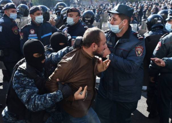 Ermənistanda polislə etirazçılar arasında əlbəyaxa dava düşüb