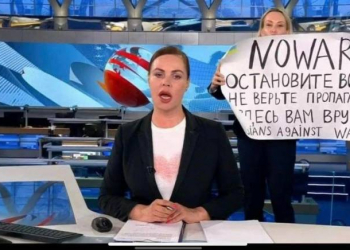 Rusiyanın “Birinci kanal”ında qalmaqal - Canlı yayımda “Rusiya işğalçıdır” plakatı... -Video