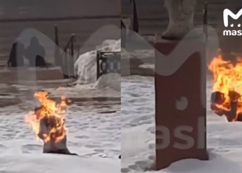 Rusiyada kollec işçisi şəhərin mərkəzində özünü yandırdı - Video