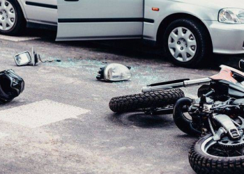 Neftçalada avtomobil motosikletlə toqquşdu: Ölən və yaralananlar var