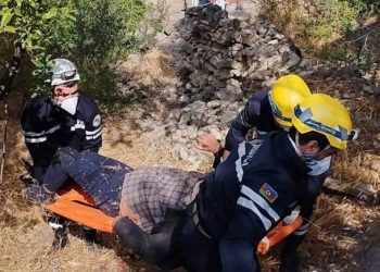 Bakıda 53 yaşlı kişi hündürlükdən yıxılaraq köməksiz vəziyyətdə qalıb - Video, Foto