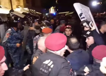 İrəvanda etirazçılarla polis arasında toqquşma baş verib - Yenilənib