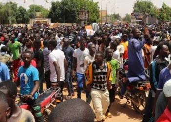 Nigerlilər fransız qoşunlarının ölkədən çıxarılmasını bayram edir