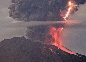 Yaponiyada vulkan püskürdü: Üçüncü təhlükə səviyyəsi elan edildi - Video