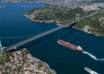 İstanbul boğazlarında gəmilərin hərəkəti dayandırıldı