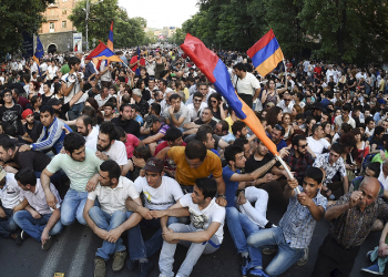 Ermənistanda parlament qarşısında qarşıdurma davam edir