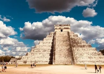 Alimlər qədim Maya imperiyasına aid olan toplu məzarlıq aşkar edibıər
