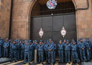 Yüzlərlə polis Ermənistan parlamentinin binasını mühasirəyə alıb