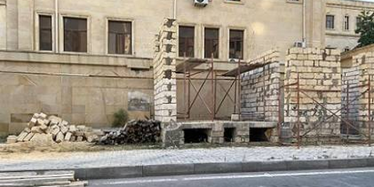 Xətai rayonunda 1 il öncə dayandırılan qanunsuz tikinti yenidən inşa edilir - Foto