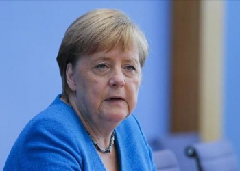 Merkeli canlı yayımda yuxu tutdu - Video