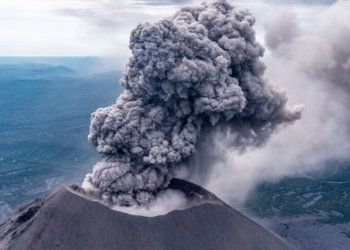İndoneziyanın ən hündür vulkanı püskürdü - Foto, Video