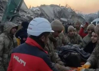Türkiyədə 5 yaşlı uşaq 51 saatdan sonra dağıntılar altından sağ xilas edilib - Video