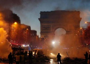 Fransada etirazçılar binalarının şüşələrini sındırıb, avtomobilləri yandırıblar