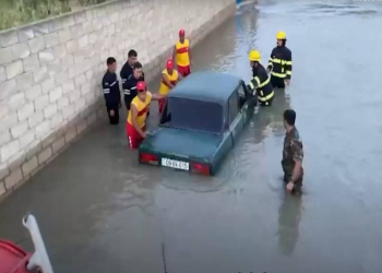 Yuxarı Qarabağ kanalının daşması nəticəsində su basmış ərazidən təxliyə işləri başlayıb - Video