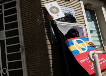 Stokholmda yandırılan Quranı söndürməyə cəhd edən qadın saxlanılıb