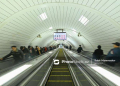 Metrodan çıxarkən vəfat edən kişi məşhur müğənninin atası imiş - Yenilənib + Foto