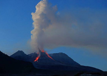 Kamçatka vulkanı 14 km hündürlüyə kül atıb