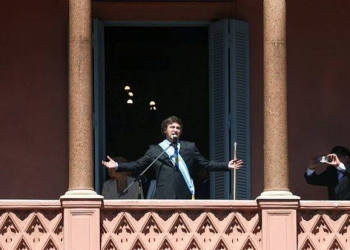 Argentinanın yeni prezidenti üzərində itlərinin təsviri olan əsasını götürüb şok açıqlama verdi - Foto, Video