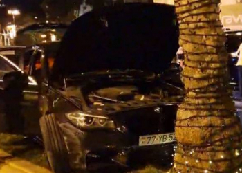 Bakıda BMW yoldan çıxaraq ağaca çırpıldı - Video