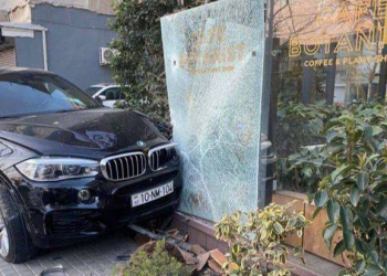 “Prius” sürücüsü qəfil manevr etdi, BMW restorana çırpıldı - Video
