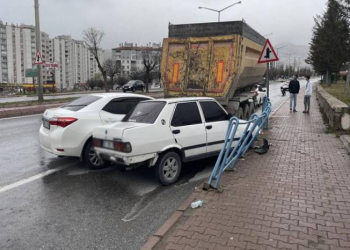 Türkiyədə iki minik avtomobili qoşquya çırpılıb, beş nəfər yaralanıb