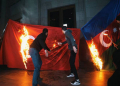 Ermənistanda qondarma “soyqırımı” yürüşünün iştirakçıları Azərbaycan və Türkiyə bayraqlarını yandırıb - Video