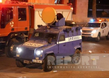Gürcüstan polisi və xüsusi təyinatlıları parlamentin bütün girişlərini tərk edib